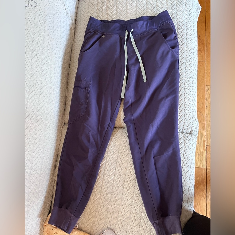 Women’s figs Zamora joggers in dark purple/mauve